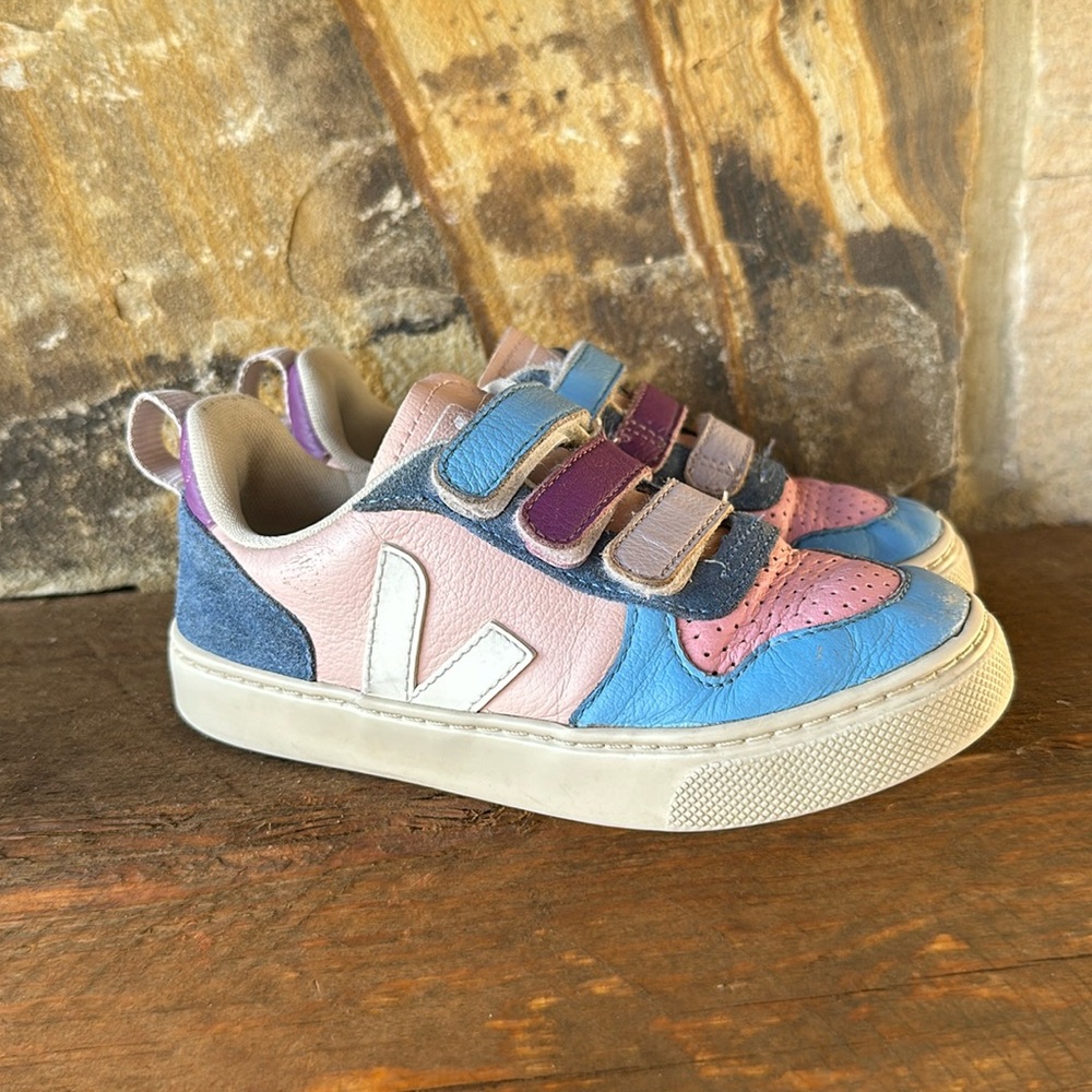 Toddler girl US 12 Veja Sneakers